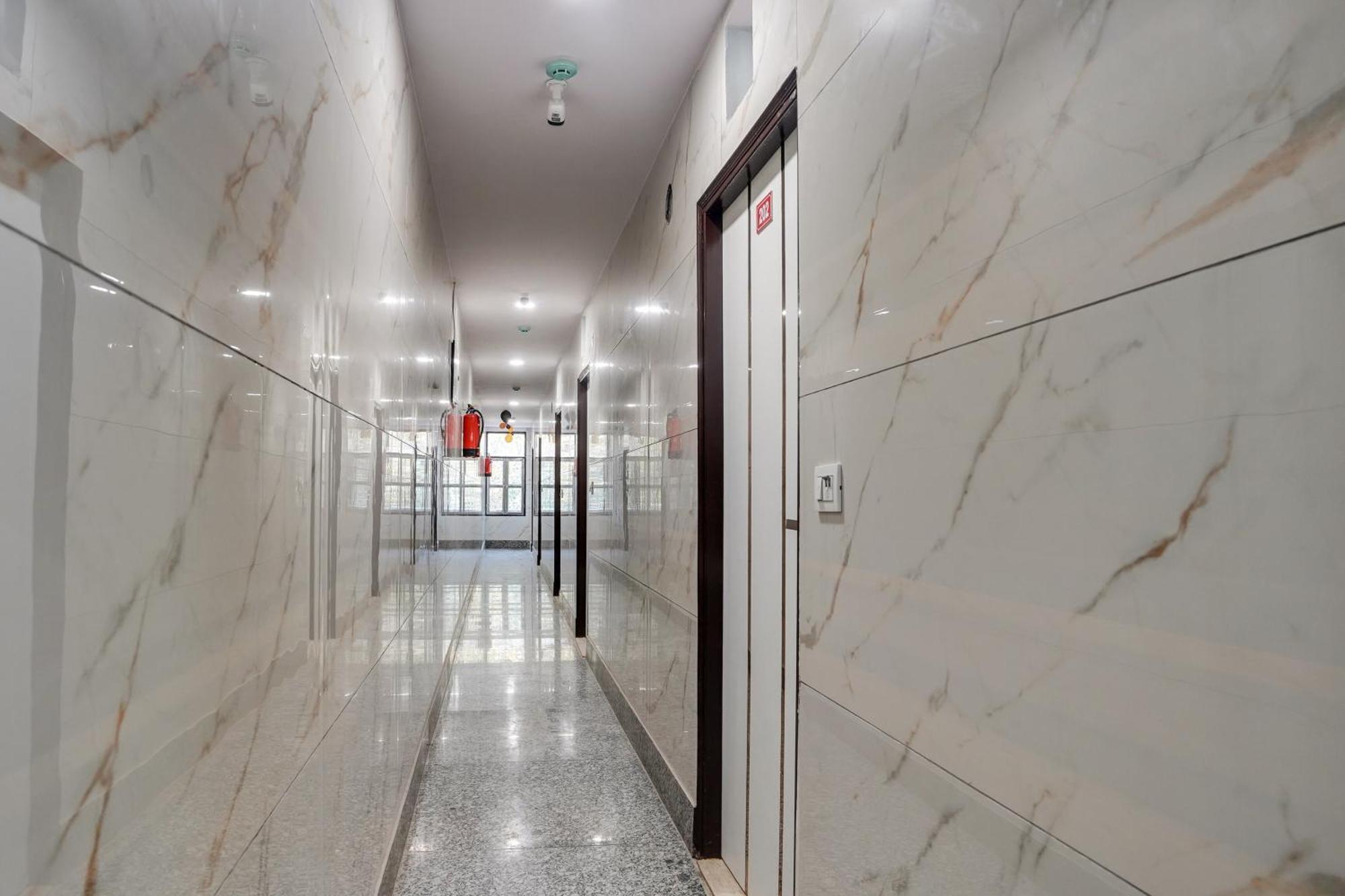 Super Hotel O Hotel Gold Star ニューデリー エクステリア 写真